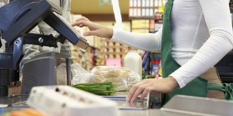 Scene șocante de violență: un om al străzii atacă o angajată în magazin