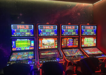 Geam spart și haos la cazinou! Un bărbat a fost scos cu forța după ce a izbucnit un scandal