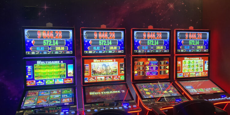 Geam spart și haos la cazinou! Un bărbat a fost scos cu forța după ce a izbucnit un scandal