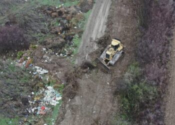 Garda de Mediu în acțiune! Excavator confiscat și o amendă usturătoare pentru deșeuri îngropate în Bihor