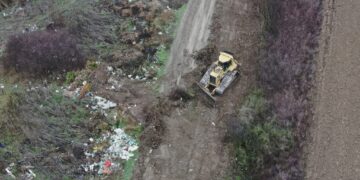 Garda de Mediu în acțiune! Excavator confiscat și o amendă usturătoare pentru deșeuri îngropate în Bihor