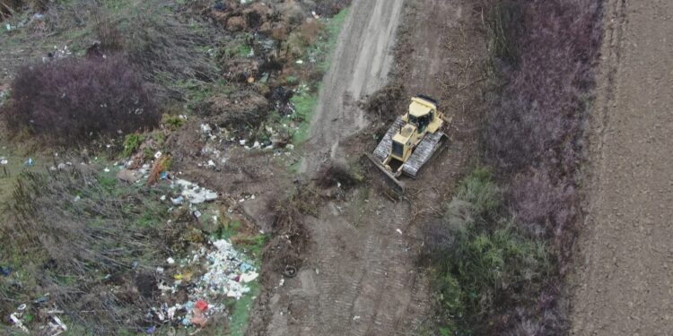 Garda de Mediu în acțiune! Excavator confiscat și o amendă usturătoare pentru deșeuri îngropate în Bihor