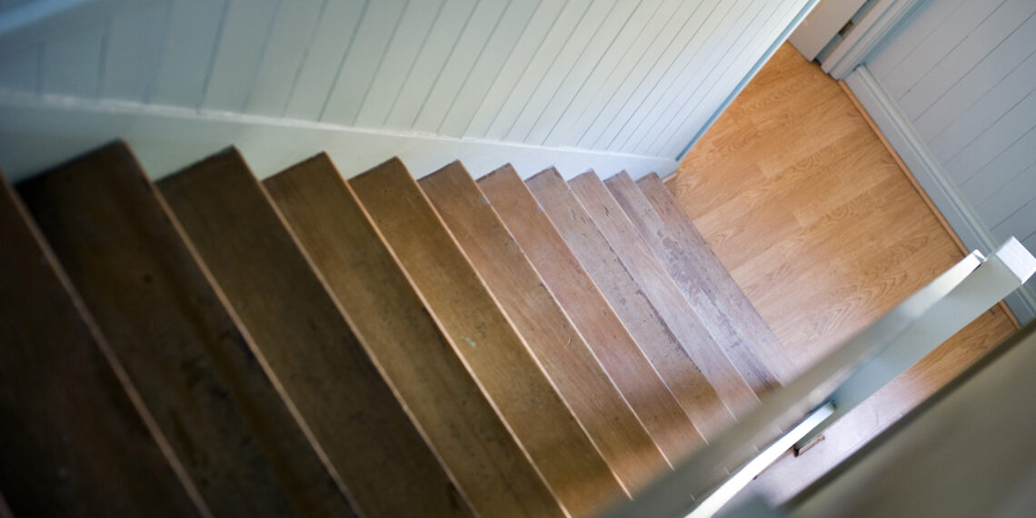 Conflict într-o familie destrămată: bărbat împins pe scări și lovit în față de fostul soț