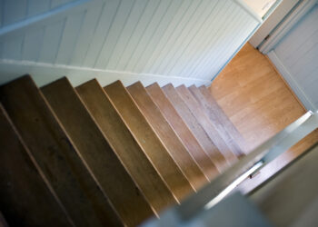 Conflict într-o familie destrămată: bărbat împins pe scări și lovit în față de fostul soț