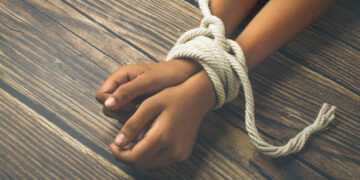 Tâlhărie șocantă în Bihor: și-a legat părinții adoptivi și i-a jefuit în miez de noapte