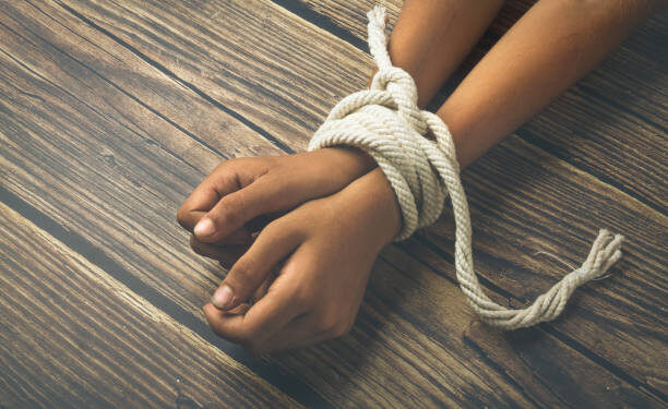 Tâlhărie șocantă în Bihor: și-a legat părinții adoptivi și i-a jefuit în miez de noapte