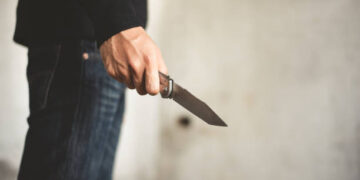 Criză de gelozie, pumni și cuțit: agresiune brutală într-un apartament din Oradea