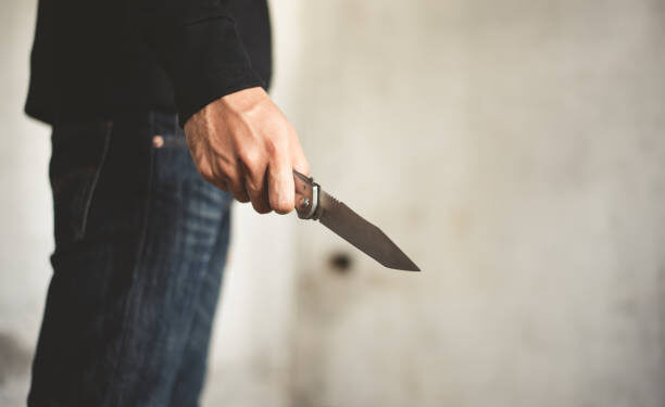 Criză de gelozie, pumni și cuțit: agresiune brutală într-un apartament din Oradea