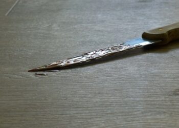 Bătaie cu cuțitul într-un complex comercial din Bihor: doi bărbați, condamnați la închisoare