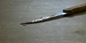 Bătaie cu cuțitul într-un complex comercial din Bihor: doi bărbați, condamnați la închisoare