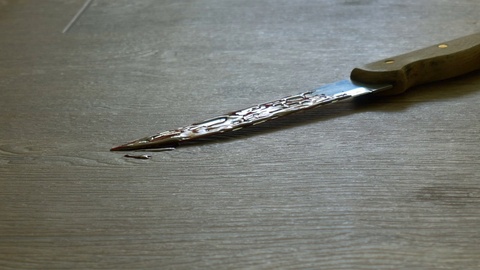 Bătaie cu cuțitul într-un complex comercial din Bihor: doi bărbați, condamnați la închisoare