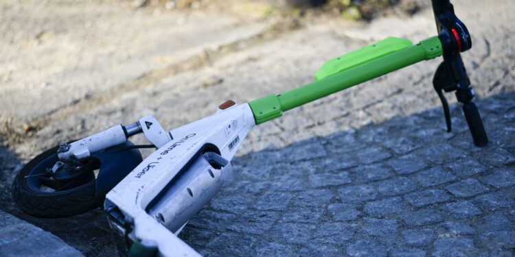 Accident cu trotinetă electrică în Oradea: Un tânăr de 28 de ani a ajuns în stare gravă la spital