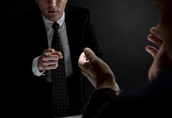 Amenințat cu un dosar de viol fals și cu incendierea casei: cum a fost terorizată o persoană timp de luni de zile