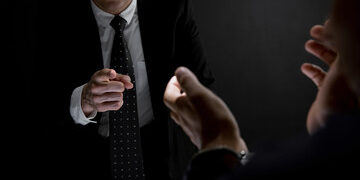 Amenințat cu un dosar de viol fals și cu incendierea casei: cum a fost terorizată o persoană timp de luni de zile