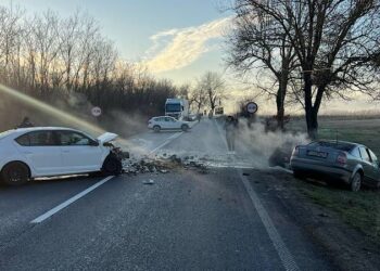 Coliziune între două autoturisme pe DN1, între Gheghie și Topa de Criș. Trafic blocat