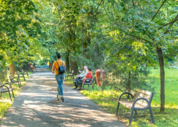 Scandal în Oradea! Un bărbat, trimis în judecată după un gest obscen în parc!