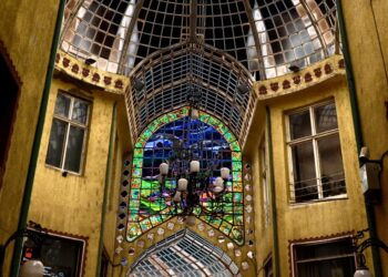 Scandal în Oradea: trei agenți de pază condamnați pentru că au scos cu forța un bărbat din Pasajul Vulturul Negru