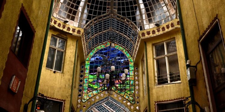 Scandal în Oradea: trei agenți de pază condamnați pentru că au scos cu forța un bărbat din Pasajul Vulturul Negru