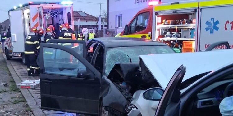 Accident rutier grav în Peștere: trei persoane implicate, una în stop cardio-respirator