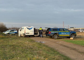 Cadavru carbonizat descoperit într-o mașină arsă lângă Oradea