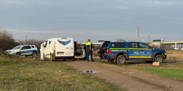 Cadavru carbonizat descoperit într-o mașină arsă lângă Oradea