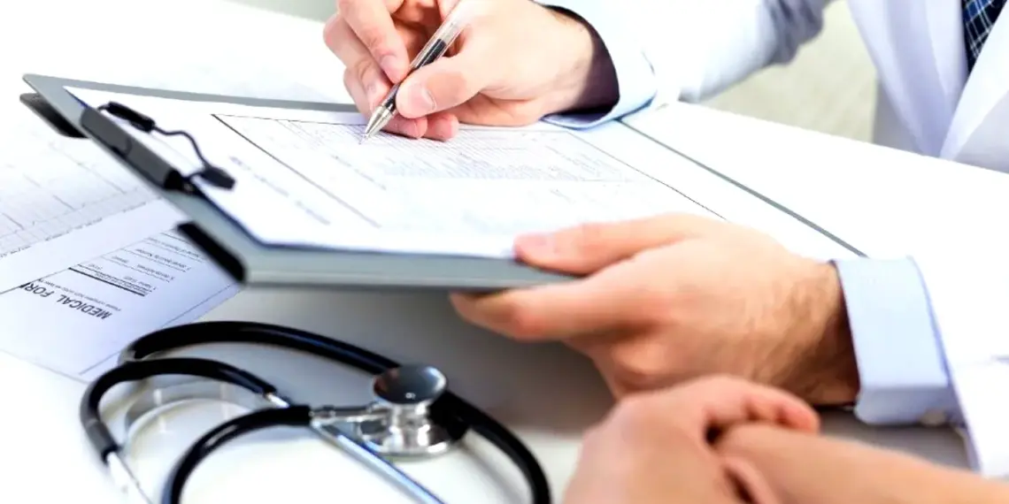 CNAS pregătește sancțiuni drastice pentru concediile medicale nejustificate: medicii ar putea rămâne fără drept de practică