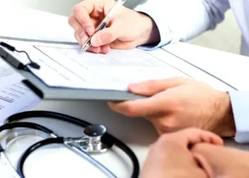 CNAS pregătește sancțiuni drastice pentru concediile medicale nejustificate: medicii ar putea rămâne fără drept de practică