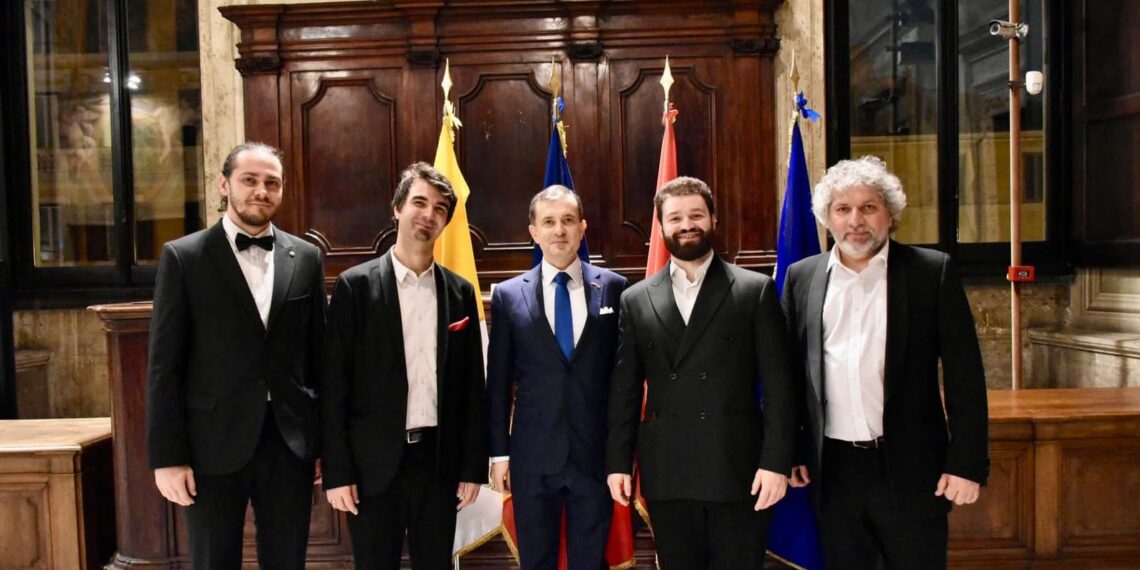 Excelența Sa George Gabriel Bologan, Ambasadorul României la Vatican împreună cu cvartetul de coarde al Filarmonicii de Stat Oradea : concert maestrul Nagy Kálmán, Kurucz Tibor, Ioan Chiș și Victor Sandu