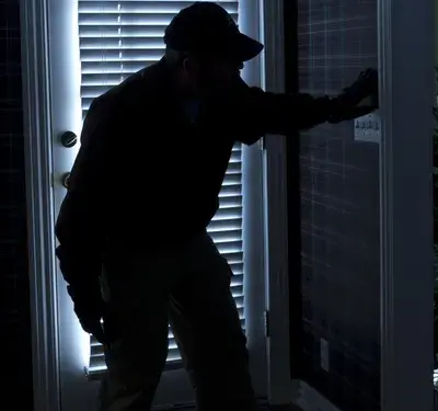 Hoț la 71 de ani! A spart o casă în toiul nopții și a plecat cu un geamantan plin de bunuri