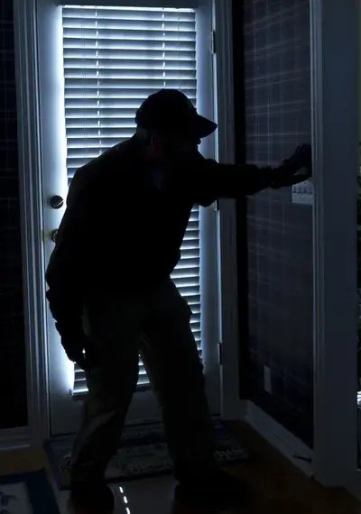 Hoț la 71 de ani! A spart o casă în toiul nopții și a plecat cu un geamantan plin de bunuri