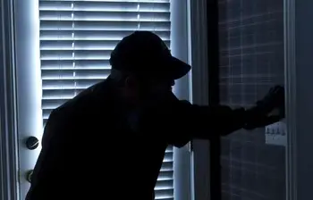 Hoț la 71 de ani! A spart o casă în toiul nopții și a plecat cu un geamantan plin de bunuri