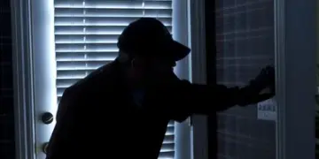 Hoț la 71 de ani! A spart o casă în toiul nopții și a plecat cu un geamantan plin de bunuri