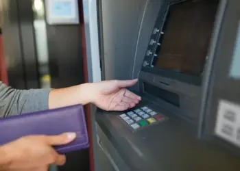 Răzbunare după despărțire? O femeie a folosit cardul fostului și a cheltuit ilegal peste 10.000 de lei