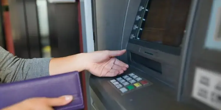 Răzbunare după despărțire? O femeie a folosit cardul fostului și a cheltuit ilegal peste 10.000 de lei