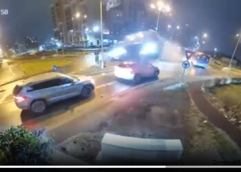 VIDEO | A zburat peste sensul giratoriu din Oneștilor! Imagini incredibile cu un Mercedes proiectat în aer, în Oradea