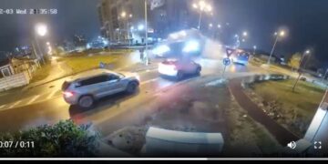 VIDEO | A zburat peste sensul giratoriu din Oneștilor! Imagini incredibile cu un Mercedes proiectat în aer, în Oradea
