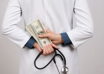 Medic din Băile Felix, acuzat că a primit mită de la zeci de pacienți: acord de recunoaștere a vinovăției trimis la Tribunalul Bihor