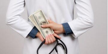 Medic din Băile Felix, acuzat că a primit mită de la mai mulți pacienți: acord de recunoaștere a vinovăției trimis la Tribunalul Bihor