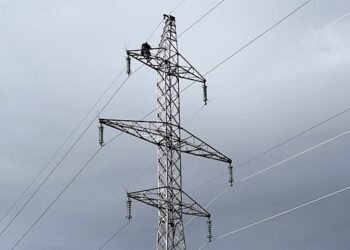 Bărbat urcat pe un stâlp de înaltă tensiune amenință că se sinucide la Ortiteag