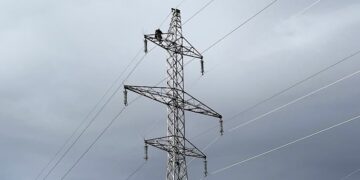 Bărbat urcat pe un stâlp de înaltă tensiune amenință că se sinucide la Ortiteag