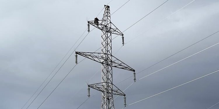 Bărbat urcat pe un stâlp de înaltă tensiune amenință că se sinucide la Ortiteag