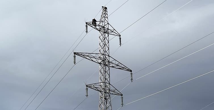 Bărbat urcat pe un stâlp de înaltă tensiune amenință că se sinucide la Ortiteag