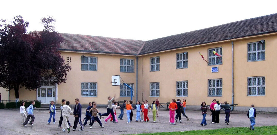 Scandal uriaș într-o școală din Oradea: părinți care au intrat cu forța în clasă, bătaie între eleve și daune de 10.000 de lei