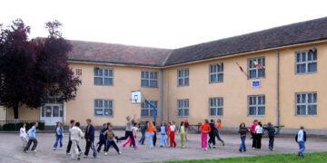 Scandal uriaș într-o școală din Oradea: părinți care au intrat cu forța în clasă, bătaie între eleve și daune de 10.000 de lei