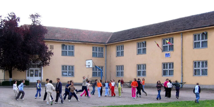 Scandal uriaș într-o școală din Oradea: părinți care au intrat cu forța în clasă, bătaie între eleve și daune de 10.000 de lei