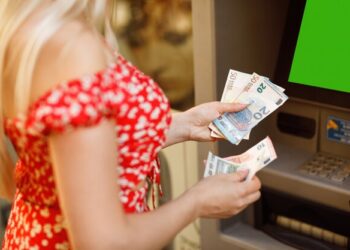 Peste 36.000 € dispăruți! Femeie din Oradea, condamnată după ce a golit contul unei bătrâne