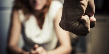 Coșmarul unei femei din Bihor: bătută, amenințată și urmărită de soț, în ciuda ordinelor de protecție