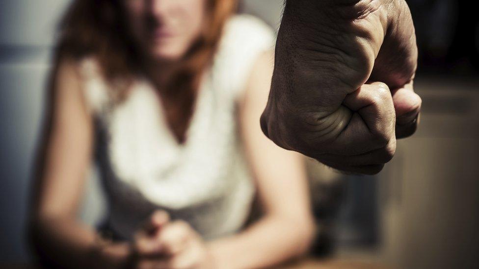 Coșmarul unei femei din Bihor: bătută, amenințată și urmărită de soț, în ciuda ordinelor de protecție