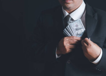 Evaziune de proporții: Un administrator ar fi păstrat pentru el contribuțiile angajaților