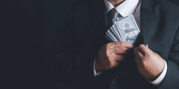 Evaziune de proporții: Un administrator ar fi păstrat pentru el contribuțiile angajaților